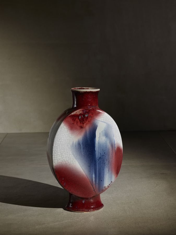 林振龍，空間．釉彩系列．扁瓶，20.5 × 9 × 34 cm，2019