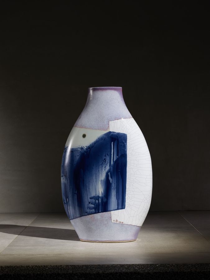 林振龍，空間．釉彩系列．扁瓶，35 × 15 × 58 cm，2019