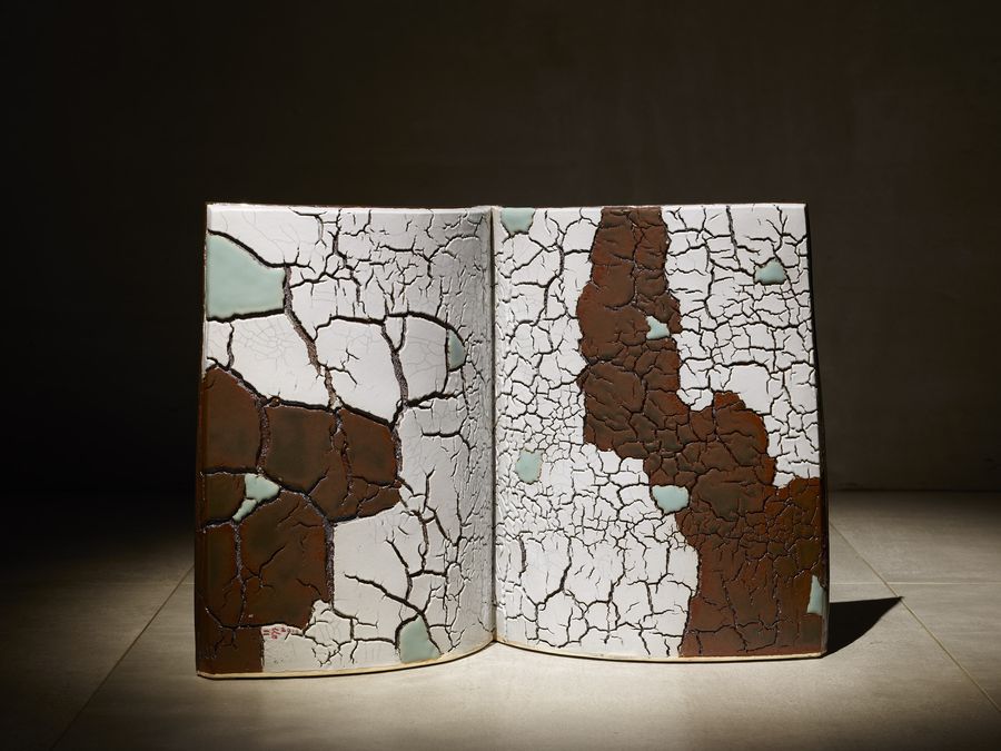 林振龍，大地系列．陶書，49 × 25 × 41 cm，2019