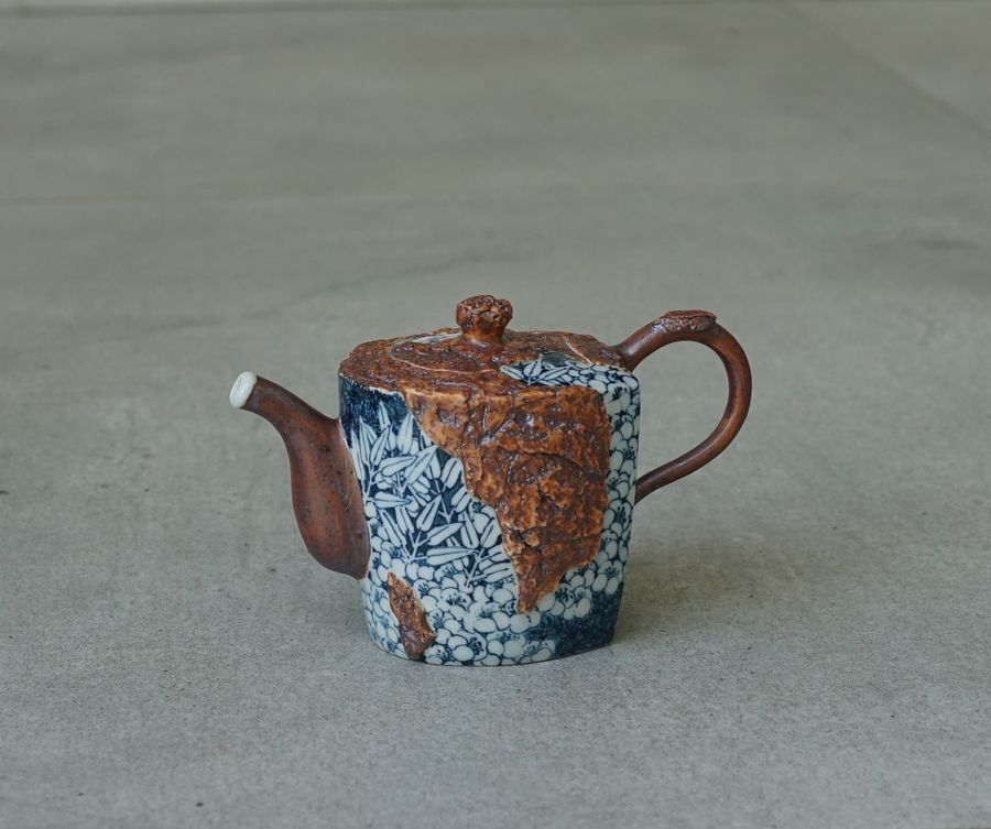 林振龍，陶跡瓷韻・月形壺，14 × 7 × 9 cm，2026