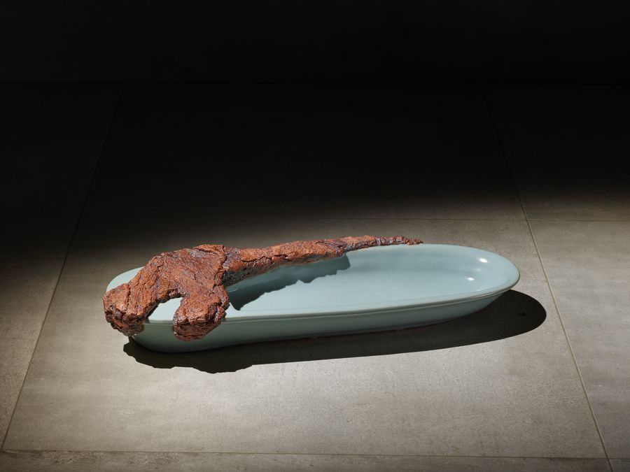 林振龍，大地系列．橢圓盤，61 × 25 × 9 cm，2019